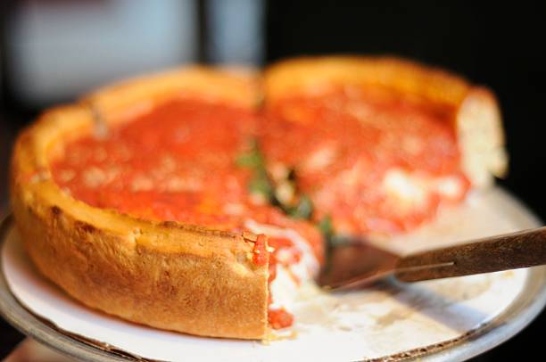 chicago style deep dish pizza - pizza pastry crust stuffed cheese stock-fotos und bilder