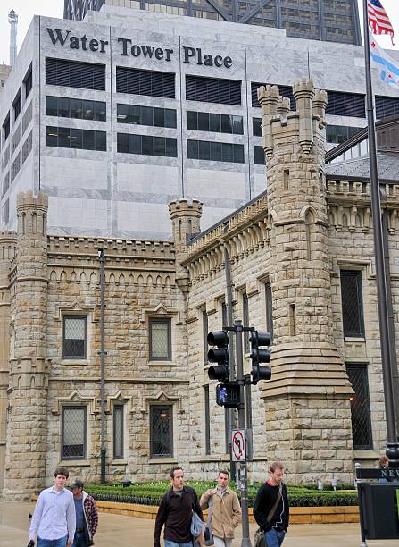 michigan avenue, chicago - water tower photos et images de collection