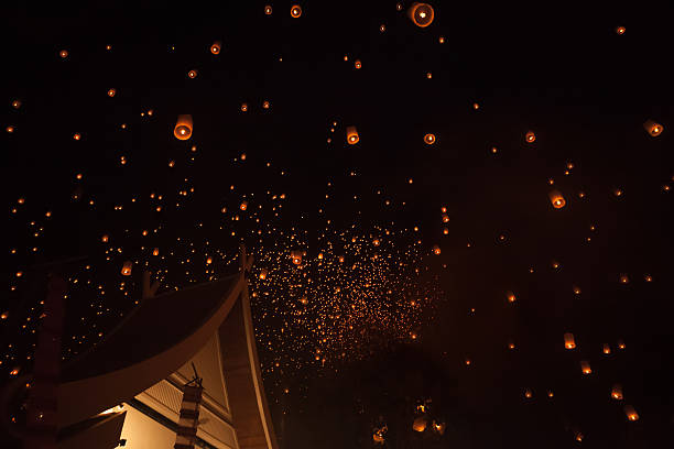 loi krathong светильникам - celebration event abundance lantern traditional festival стоковые фото и изображения