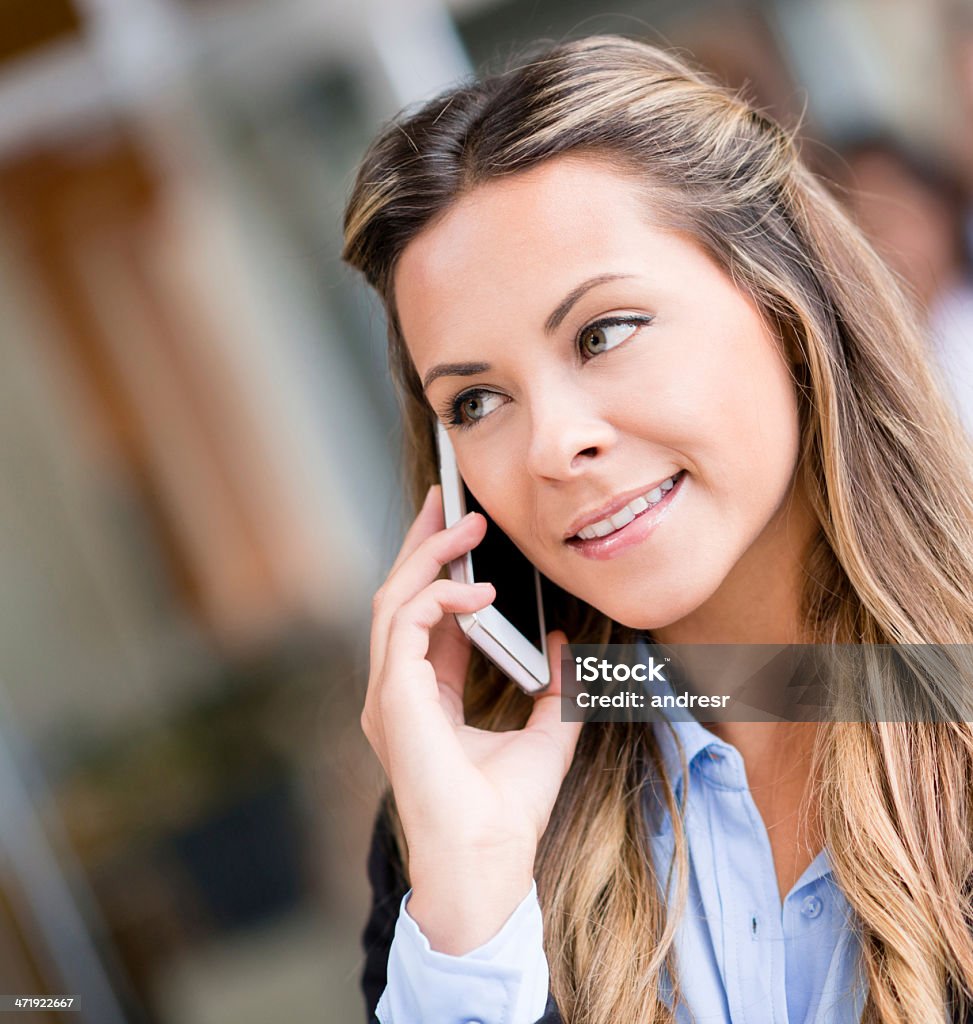 Mulher de Negócios fala No Telefone - Royalty-free A usar um telefone Foto de stock