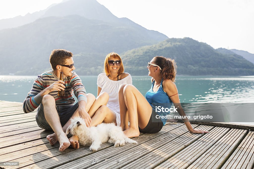 Glückliche Freunde haben Spaß am See - Lizenzfrei Berg Stock-Foto