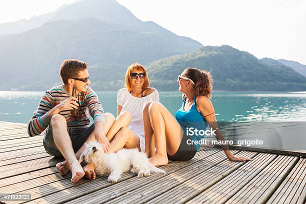 Glückliche Freunde Haben Spaß Am See Stockfoto und mehr Bilder von Berg - Berg, Bier, Im Freien