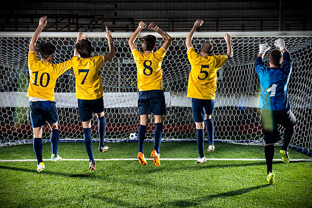 partido de fútbol en el estadio: final del partido de celebración - soccer player flash fotografías e imágenes de stock