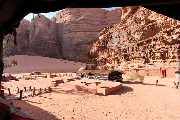 bedouin-camp im wadi rum-wüste, jordanien - jordan camel wadi rum arabia stock-fotos und bilder