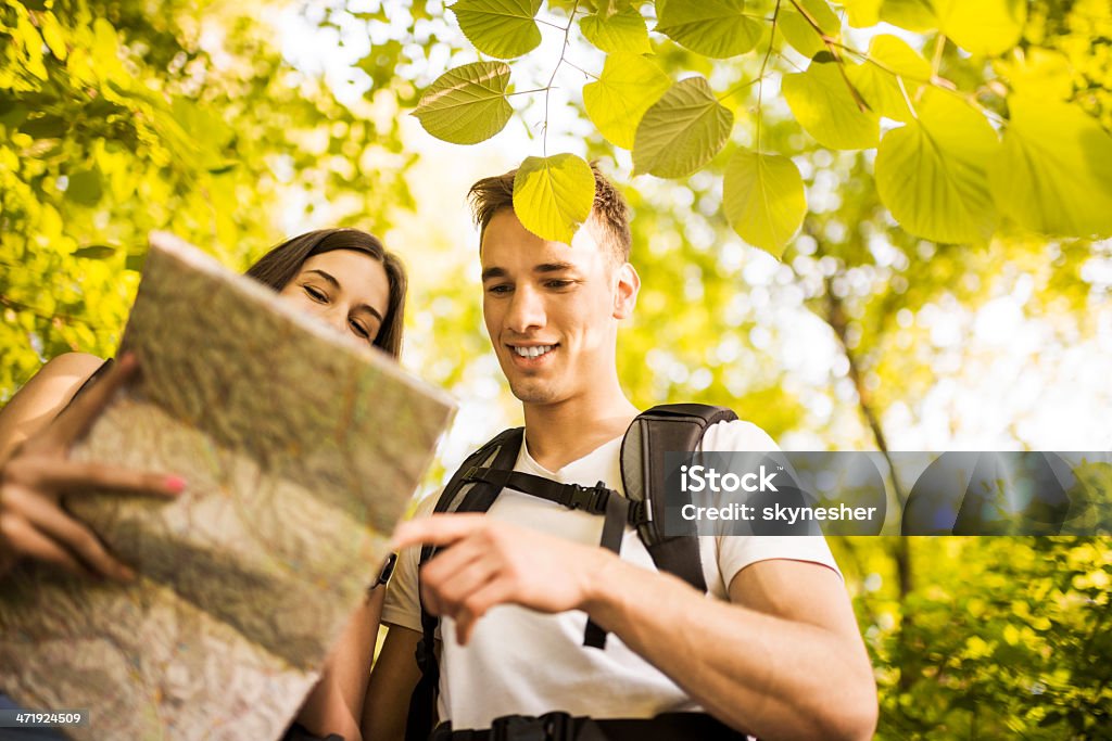 Junges Paar lesen Karte zusammen. - Lizenzfrei Abenteuer Stock-Foto