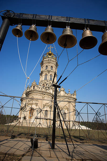 эти колокольчики на фоне церкви. village dubrovitsy - podolsk стоковые фото и изображения