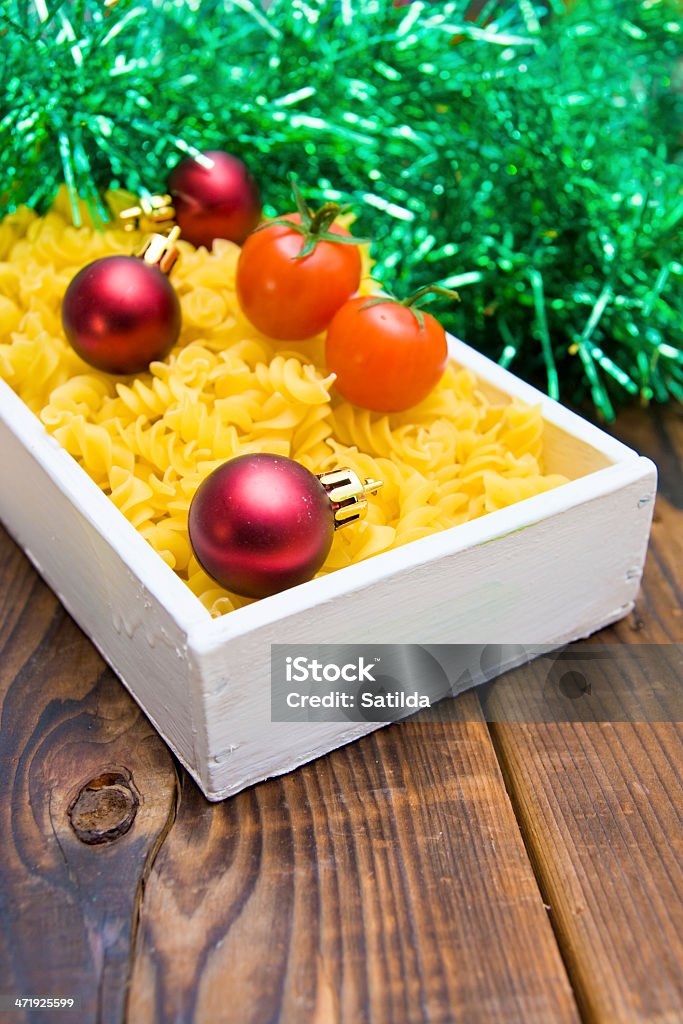 체리 토마토, 파스타, 크리스마스 공, 반짝이 조각 나무 배경의 - 로열티 프리 0명 스톡 사진