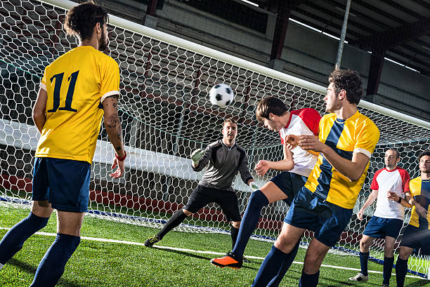 jogo de futebol no estádio: cabeçalho objetivo - soccer player flash - fotografias e filmes do acervo