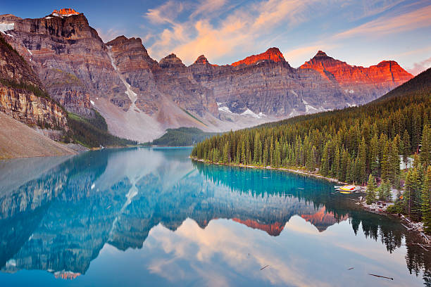moraine lake bei sonnenaufgang, banff national park, kanada - beschaulichkeit fotos stock-fotos und bilder