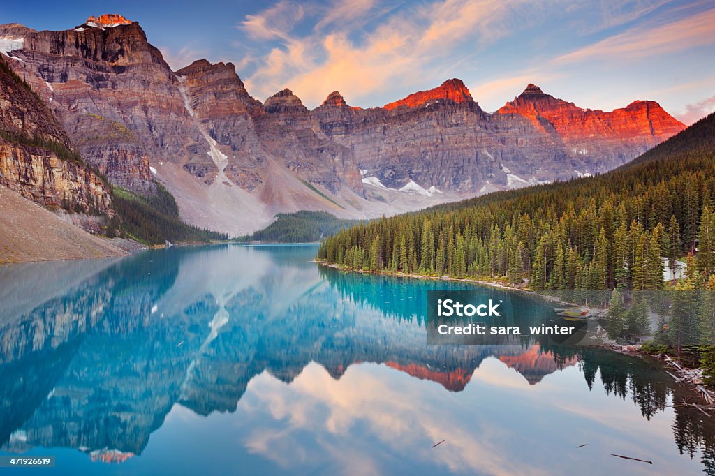 Au lever du soleil Lac Moraine, Parc National de Banff, Canada - Photo de Canada libre de droits