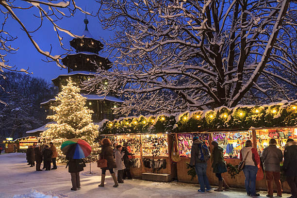 mercado de natal na englischer garten, munique - englischer garten - fotografias e filmes do acervo