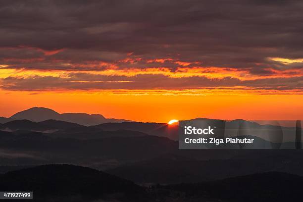 Naranja Sky Durante El Amanecer Foto de stock y más banco de imágenes de Aire libre - Aire libre, Ajardinado, Ambiente atmosférico