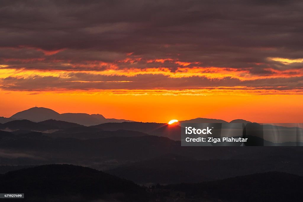 Arancione cielo durante l'alba - Foto stock royalty-free di Ambientazione esterna
