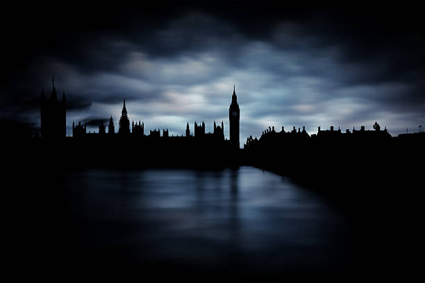 der big ben und parlament in london - london england victorian style big ben dark stock-fotos und bilder