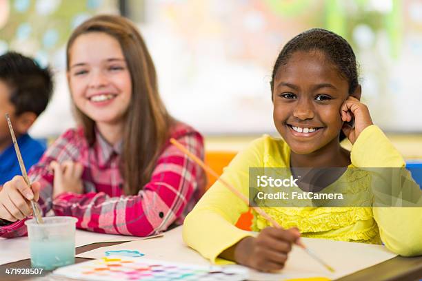 Foto de Crianças No Centro De Arte e mais fotos de stock de Criança de escola fundamental - Criança de escola fundamental, Trabalho Manual, Aluno de Primário