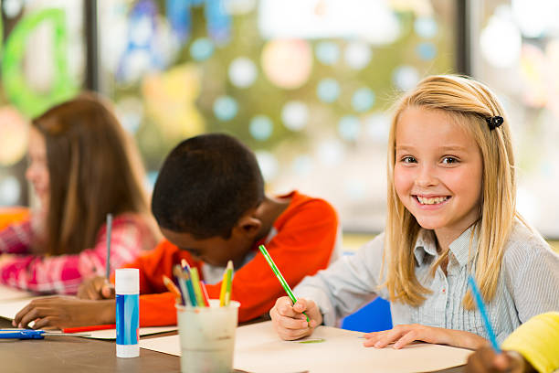 istock Children at Art Center 471928571