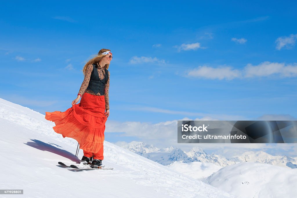 Топ Hippy красивая белокурая молодая женщина Телемарк снег лыжница лыжный отп�уск - Стоковые фото Telemark Skiing роялти-фри