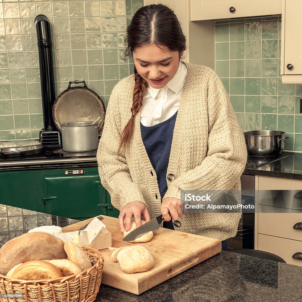 Joven mujer kinfolk preparando la comida en la cocina-XV - Foto de stock de 20 a 29 años libre de derechos