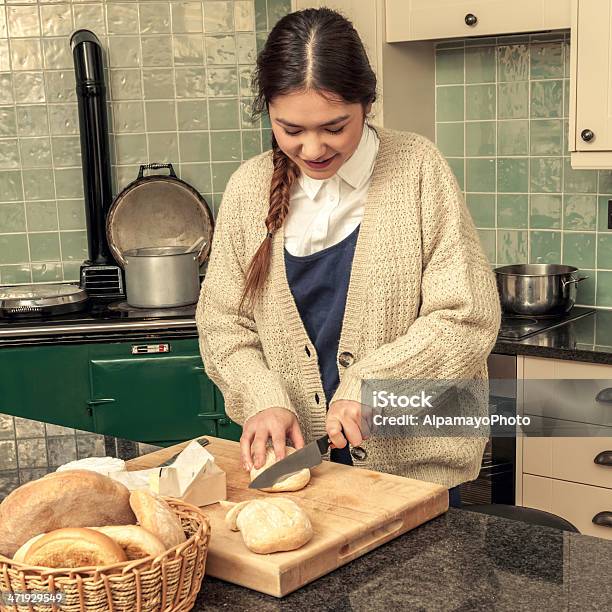 Joven Mujer Kinfolk Preparando La Comida En La Cocinaxv Foto de stock y más banco de imágenes de 20 a 29 años