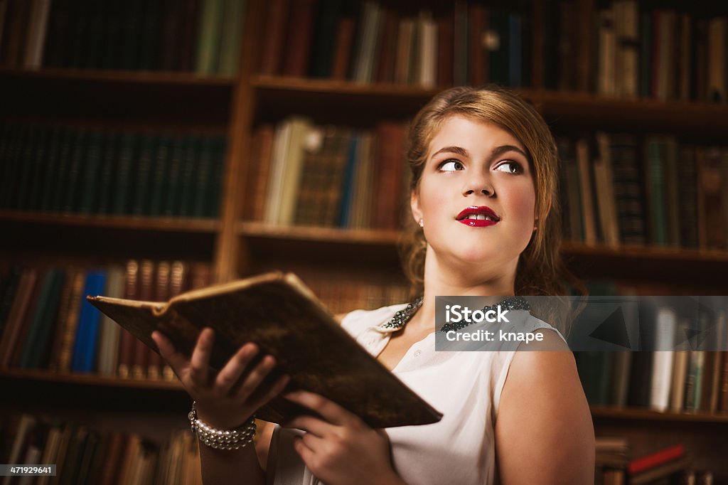 Bela jovem na biblioteca - Royalty-free 16-17 Anos Foto de stock