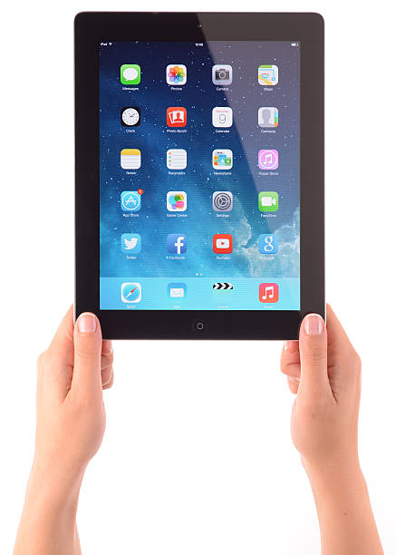 손으로 쥠 apple ipad 이오스 7 홈 화면 표시 - computer network number 7 human hand digital tablet 뉴스 사진 이미지