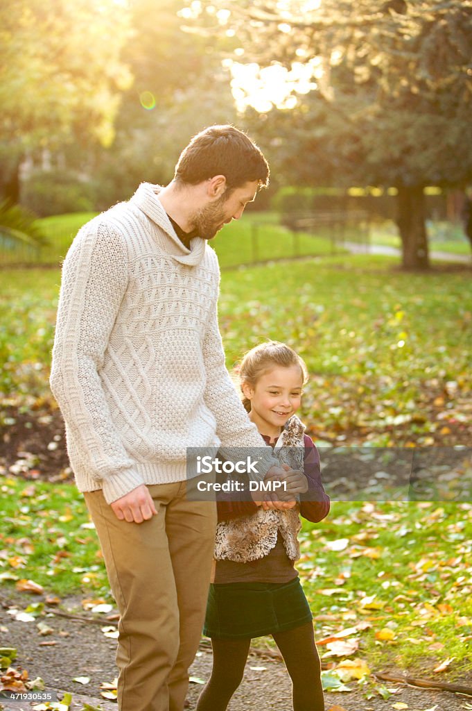 Pai e filha a andar de mãos dadas no Outono de Sol - Royalty-free Adulto Foto de stock