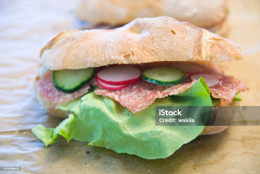 Pour de nombreux sandwiches avec salami buffet pour groupe - Photo de Aliment libre de droits