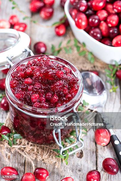 Photo libre de droit de Maison Confiture De Canneberge banque d'images et plus d'images libres de droit de Boîte en fer-blanc - Boîte en fer-blanc, Gelée de canneberge, Aliment