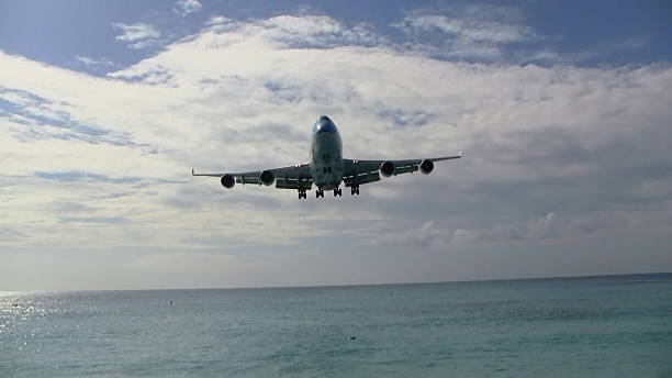 istock Landing approach of a plane 471931189