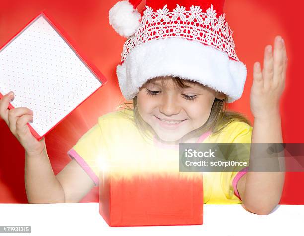 Chica Se Sorprendió Un Regalo Foto de stock y más banco de imágenes de Abrir - Abrir, Acontecimiento, Alegre