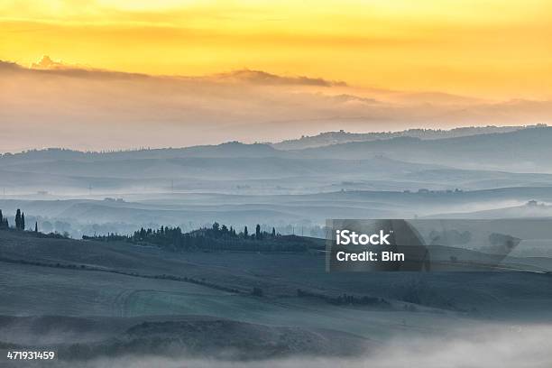 Nebbiosa Allalba Nel Paesaggio Della Toscana Italia - Fotografie stock e altre immagini di Valle