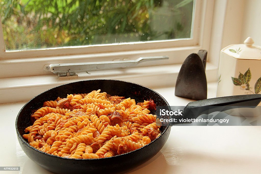 푸실리 파스타 등 오븐에서 요리되는 토마토 소스 - 로열티 프리 0명 스톡 사진