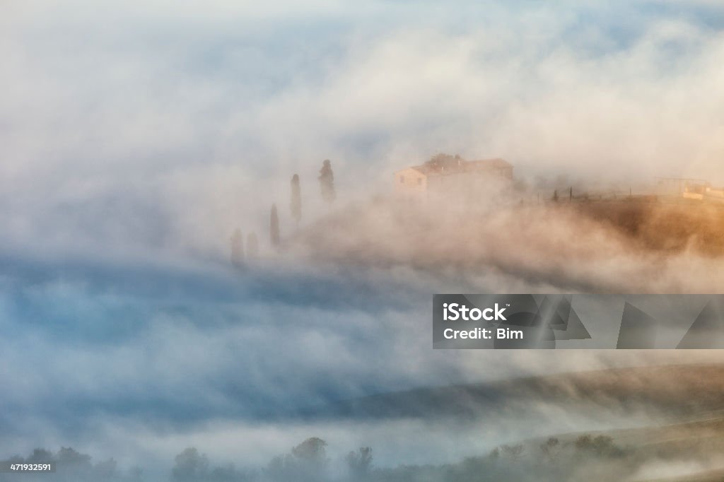 Foggy krajobraz, Dolina Orcia, Toskania, Włochy - Zbiór zdjęć royalty-free (Abstrakcja)