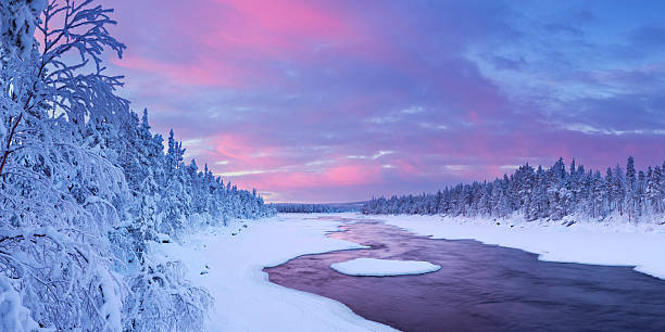 sonnenaufgang über fluss rapids im winter landschaft finnisch-lappland - äijäkoski stock-fotos und bilder