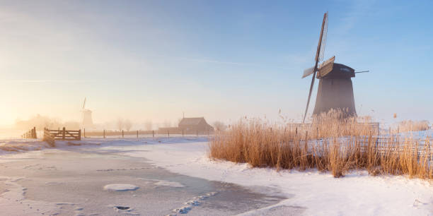 holenderski wiatraki w foggy zimowy krajobraz rano - polder windmill space landscape zdjęcia i obrazy z banku zdjęć