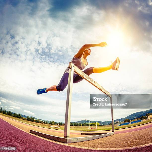 Donna Salto Ostacolo Della Concorrenza La Corsa Siepi - Fotografie stock e altre immagini di Corsa a siepi - Atletica leggera