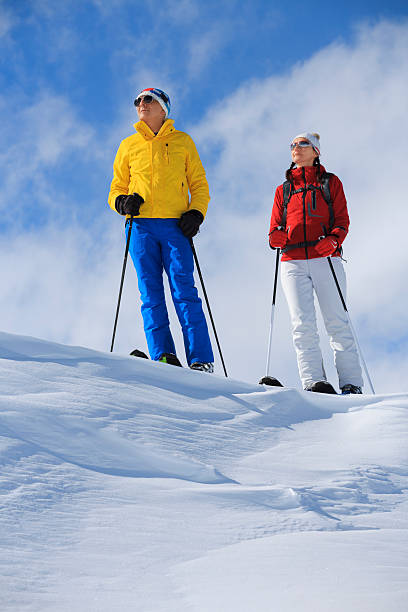 esquiadores de neve - pair couple mid adult happiness imagens e fotografias de stock