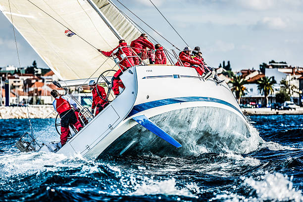 squadra di vela su barca a vela durante la regata - squadra di vela foto e immagini stock