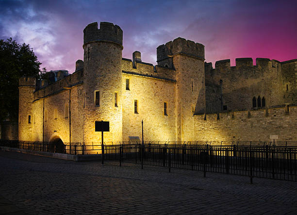 torre de londres defensive paredes iluminada ao anoitecer - local landmark international landmark middle ages tower of london imagens e fotografias de stock
