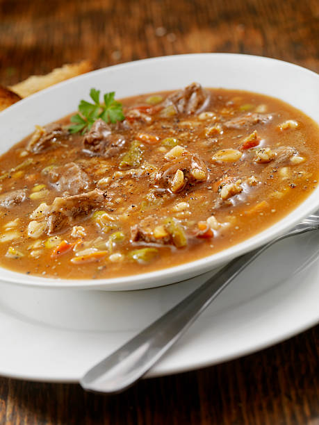 la carne de res y sopa de cebada - vegetable barley soup fotografías e imágenes de stock