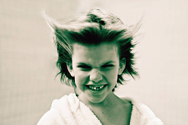 kleine grüne devil - human teeth little boys behavior expressing negativity stock-fotos und bilder