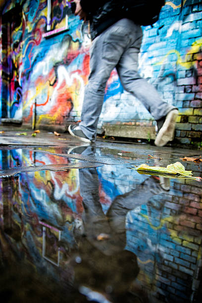 pasos en otro ghetto - graffiti paintings men walking fotografías e imágenes de stock