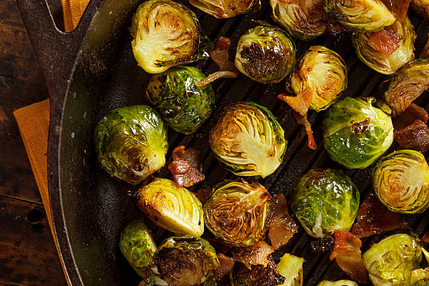 caseras brussel sprouts a la parrilla - col de bruselas fotografías e imágenes de stock