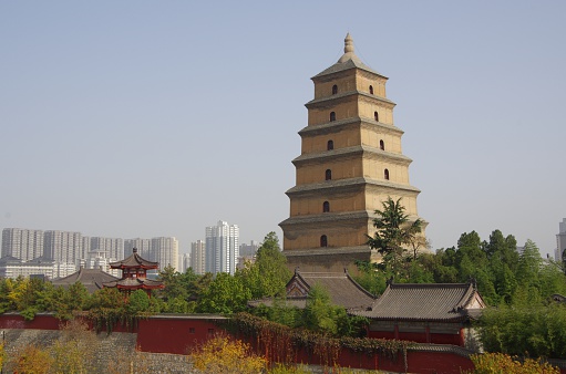 Wild goose pagoda is regarded as a symbol of ancient capital xian, China, the national key cultural relics protection units. Yong hui in the tang dynasty three years (AD 652), xuan zang for Tibetan classics, the tower seven layers, Lao is 64.5 meters. On January 17, 2011, xi 'an wild goose pagoda - datang furong garden scenic spot officially approved for the state 5 a-class tourist scenic spot. Wild goose pagoda is also the first published by the state administration of cultural heritage of the silk LuShen one of China's period of 22 in support of points. Wild goose pagoda is the 8th century to preserve master xuan zang books by the tianzhu via the silk road back to changan figure of Buddha. Wild goose pagoda as the earliest and largest square in the tang dynasty brick tower, the Indian buddhist temple pagoda is the architectural form with the spread of Buddhism and east to the central plains region and the typical physical evidence of Chinese culture.