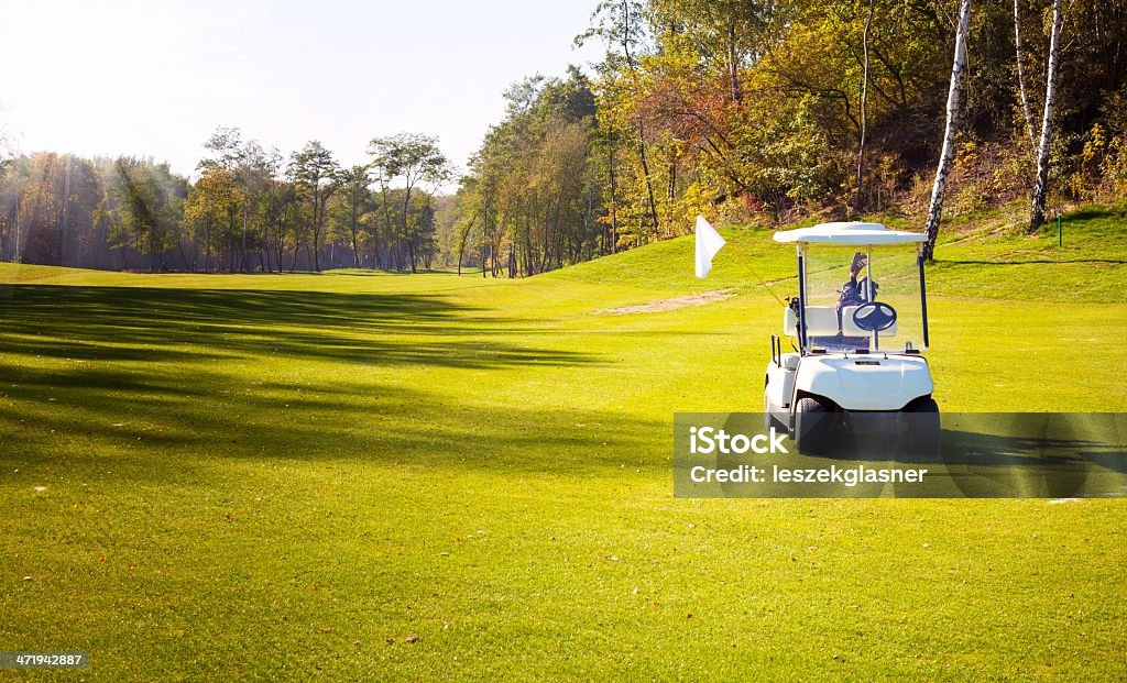 golf cart auto sul campo di golf course - Foto stock royalty-free di Golf