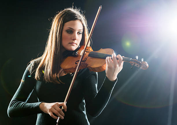 istock Female playing the violin. 471945141