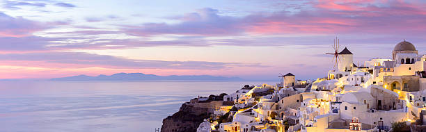 イアヴィレッジの風車のサントリーニ島、ギリシャ - santorini greece oia sunset ストックフォトと画像