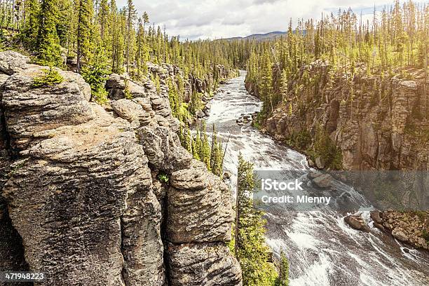 Rio Yellowstone Parque Nacional Do Canyon Eua - Fotografias de stock e mais imagens de Ao Ar Livre - Ao Ar Livre, Céu dramático, Desfiladeiro