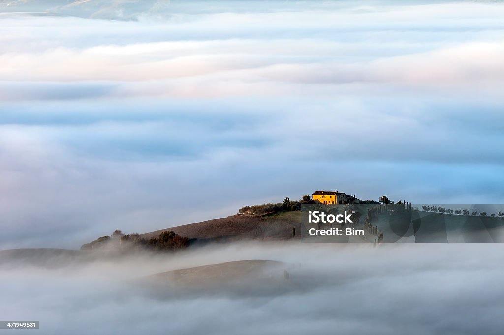 Paisaje de niebla, Toscana, Italia - Foto de stock de Agricultura libre de derechos