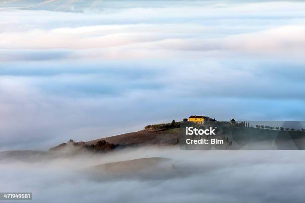 Paisaje De Niebla Toscana Italia Foto de stock y más banco de imágenes de Agricultura - Agricultura, Aire libre, Amanecer